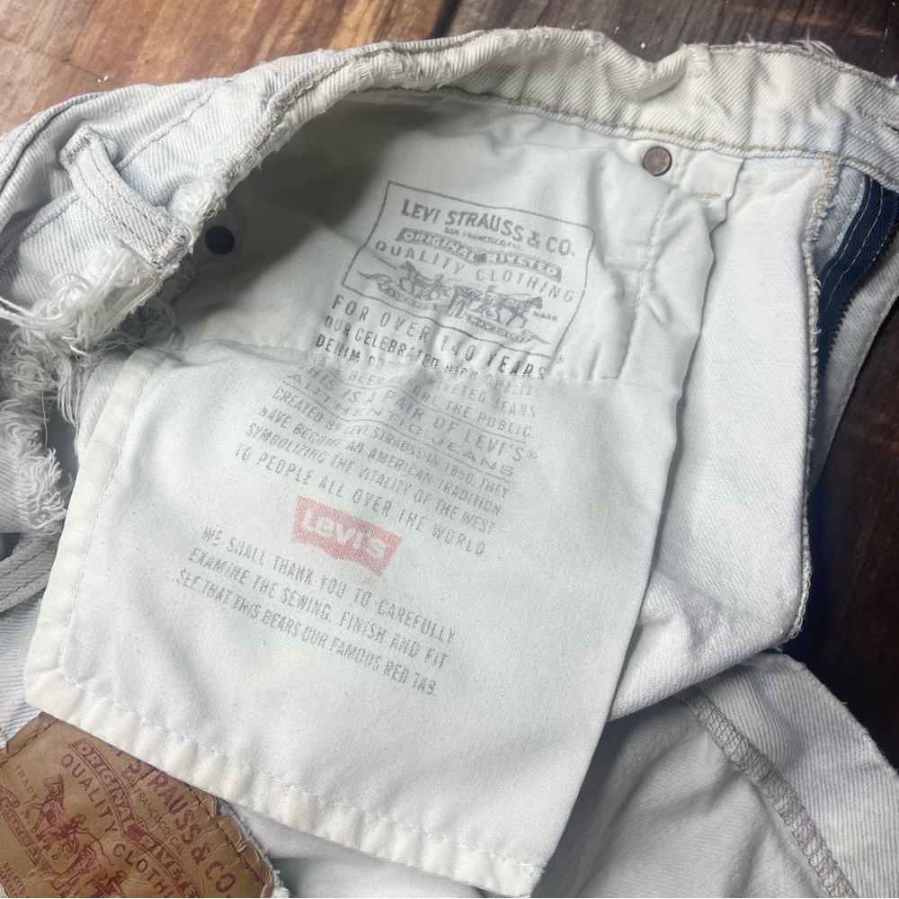 Levi's Vintage White Jean Shorts Frayed Hem Cut-Off Style - Picture 7 of 7